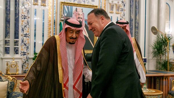 وزير الخارجية الأمريكي مايك بومبيو مع العاهل السعودي الملك سلمان بن عبد العزيز - سبوتنيك عربي