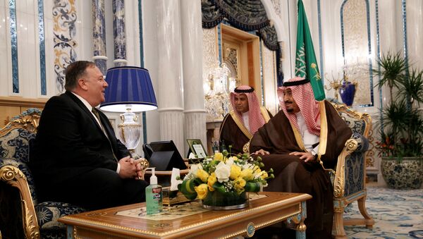 العاهل السعودي الملك سلمان بن عبد العزيز مع وزير الخارجية الأمريكي مايك بومبيو - سبوتنيك عربي
