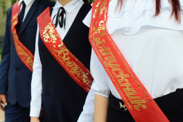 احتفال خريجي مدرسة رقم31 (طلاب الثانوية العامة) في مدينة تومبوف - سبوتنيك عربي