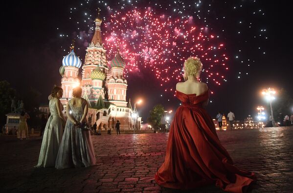 احتفالات خريجو طلاب المدراس (طلاب الثانوية) على الساحة الحمراء في موسكو - سبوتنيك عربي