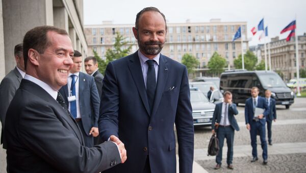 رئيس الوزراء الفرنسي، إدوار فيليب مع نظيره الروسي دميتري مدفيديف في لو هافر - سبوتنيك عربي