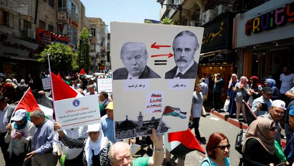 فلسطينيون يشاركون في احتجاج على ورشة عمل البحرين لخطة السلام الأمريكية في رام الله في الضفة الغربية التي تحتلها إسرائيل - سبوتنيك عربي