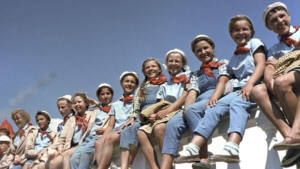 تلاميذ مدارس في مخيم عموم الاتحاد السوفيتي أرتيك باسم ف. إ. لينين، 1963 - سبوتنيك عربي