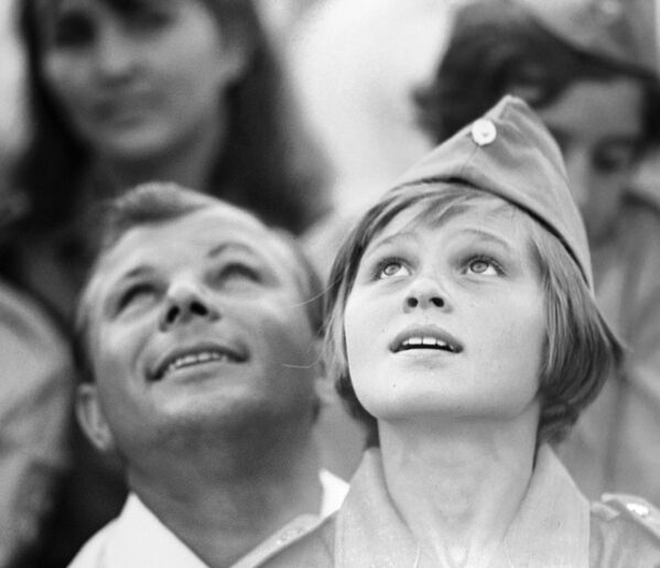 ضيف الشرف - رائد فضاء السوفيتي يوري غاغارين في مخيم عموم الاتحاد السوفيتي أرتيك باسم ف. إ. لينين، 1967 - سبوتنيك عربي