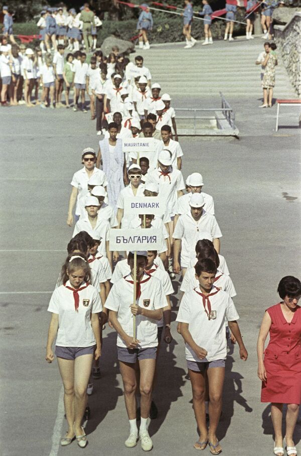 الاجتماع الـ111 للتخييم، أطفال من مختلف أنحاء العالم يصلون إلى مخيم عموم الاتحاد السوفيتي أرتيك باسم ف. إ. لينين، 1967 - سبوتنيك عربي