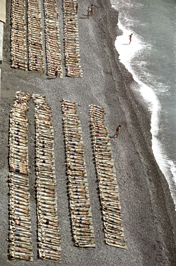 تلاميذ مدارس على شاطئ البحر الأسود بالقرم، في مخيم عموم الاتحاد السوفيتي أرتيك باسم ف. إ. لينين، 1963 - سبوتنيك عربي