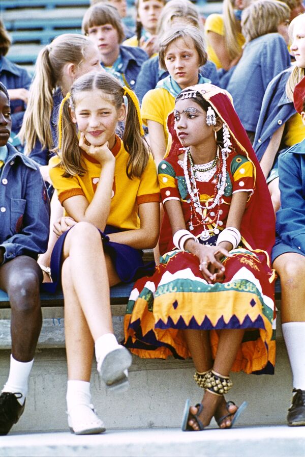 صبية سوفيتية وأخرى هندية في مخيم عموم الاتحاد السوفيتي أرتيك باسم ف. إ. لينين، 1978 - سبوتنيك عربي