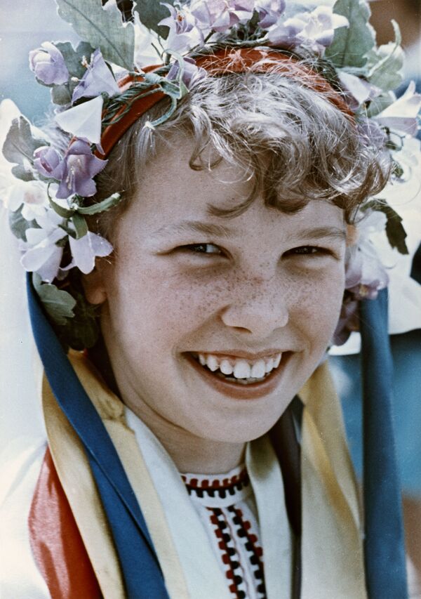 صبية سوفيتية ترتدي الزي التقليدي الأوكراني في مخيم عموم الاتحاد السوفيتي أرتيك باسم ف. إ. لينين، 1965 - سبوتنيك عربي