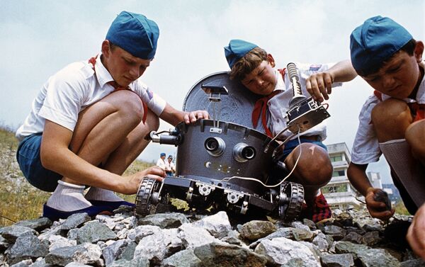 صبيان خلال فقرة يونيي تيخنيك (الفني اليافع) في إطار فعاليات مخيم عموم الاتحاد السوفيتي أرتيك باسم ف. إ. لينين، 1978 - سبوتنيك عربي
