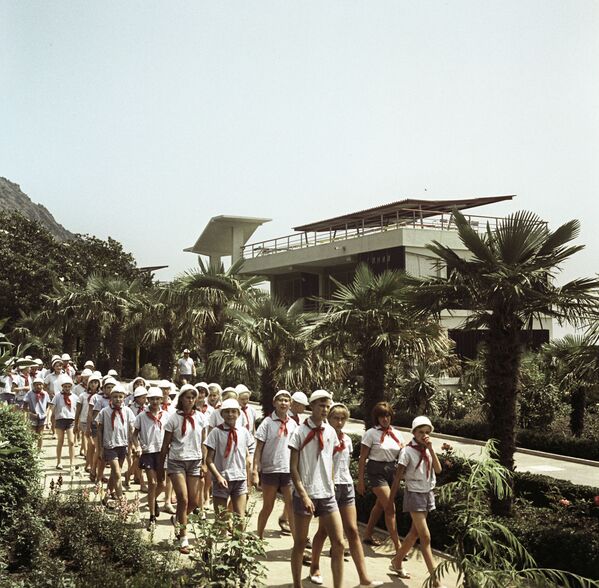 أطفال يخرجون في نزهة جماعية في مخيم عموم الاتحاد السوفيتي أرتيك باسم ف. إ. لينين، 1970(والآن يسمى مركز الأطفال الدولي أرتيك في القرم) - سبوتنيك عربي