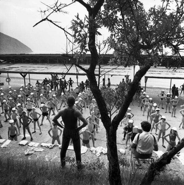 تماريان رياضية صباحية في مخيم عموم الاتحاد السوفيتي أرتيك باسم ف. إ. لينين، 1975 (والآن يسمى مركز الأطفال الدولي أرتيك في القرم) - سبوتنيك عربي