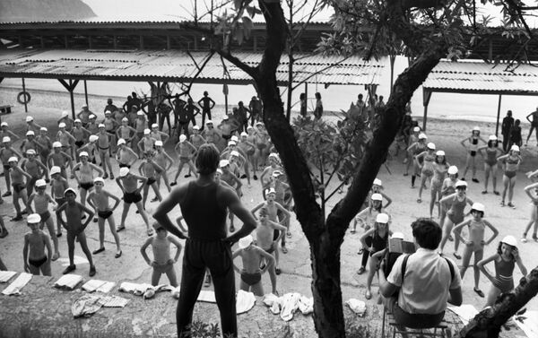 تماريان رياضية صباحية في مخيم عموم الاتحاد السوفيتي أرتيك باسم ف. إ. لينين، 1975 (والآن يسمى مركز الأطفال الدولي أرتيك في القرم) - سبوتنيك عربي