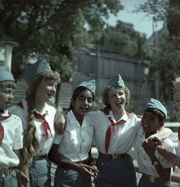أطفالل سوفيتيون وهنود في مخيم عموم الاتحاد السوفيتي أرتيك باسم ف. إ. لينين. المخيم الصيفي في القرم، 1986 (والآن يسمى مركز الأطفال الدولي أرتيك) - سبوتنيك عربي