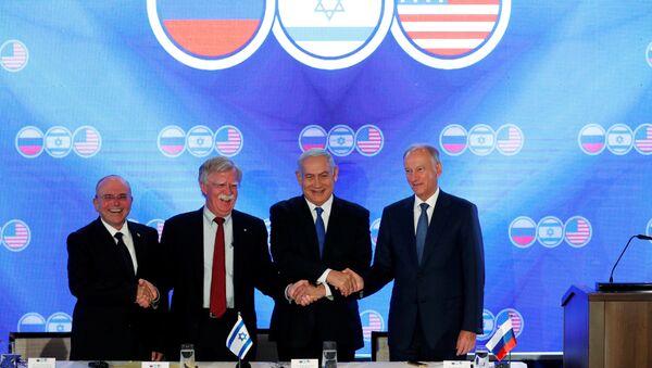 سكرتير مجلس الأمن الروسي، نيكولاي باتروشيف مع نظيريه الأميركي والإسرائيلي، جون بولتون و مئير بن شبات - سبوتنيك عربي
