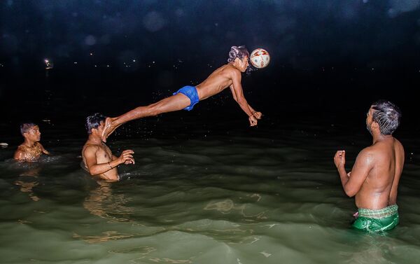 الصورة بعنوان اللحظة الحاسمة في مباراة كرة الماء، فئة الرياضة، للمصور أياناف سيل من الهند - سبوتنيك عربي