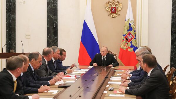 الرئيس فلاديمير بوتين ورئيس الوزراء ديمتري ميدفيديف خلال اجتماع مع الأعضاء الدائمين في مجلس الأمن للاتحاد الروسي - سبوتنيك عربي