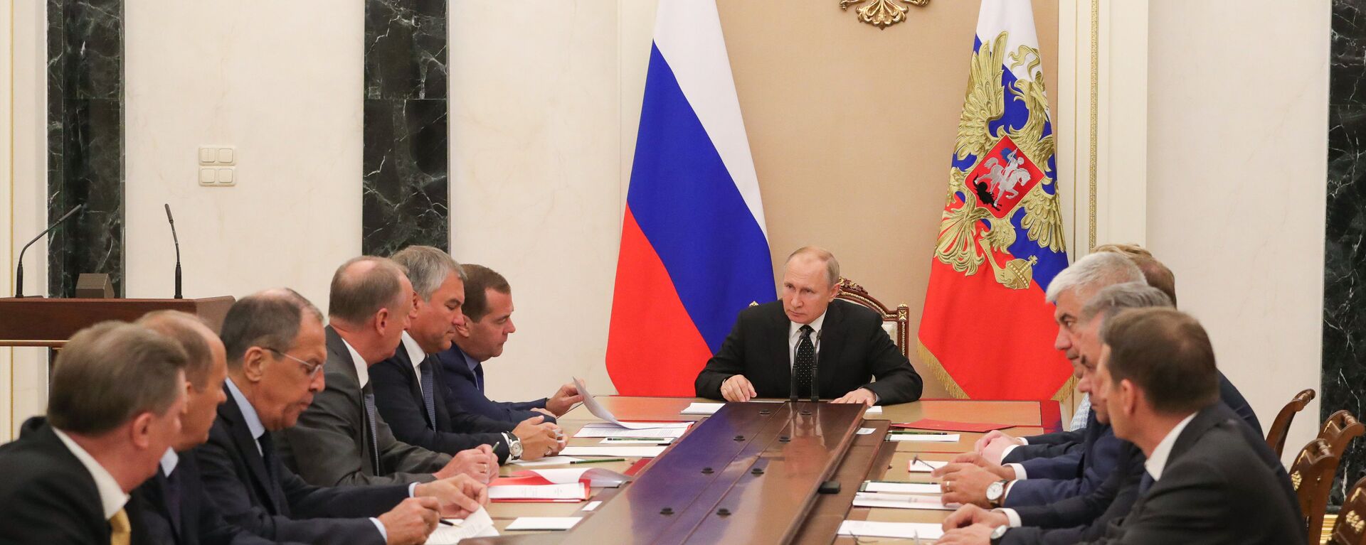 الرئيس فلاديمير بوتين ورئيس الوزراء ديمتري ميدفيديف خلال اجتماع مع الأعضاء الدائمين في مجلس الأمن للاتحاد الروسي - سبوتنيك عربي, 1920, 27.04.2024