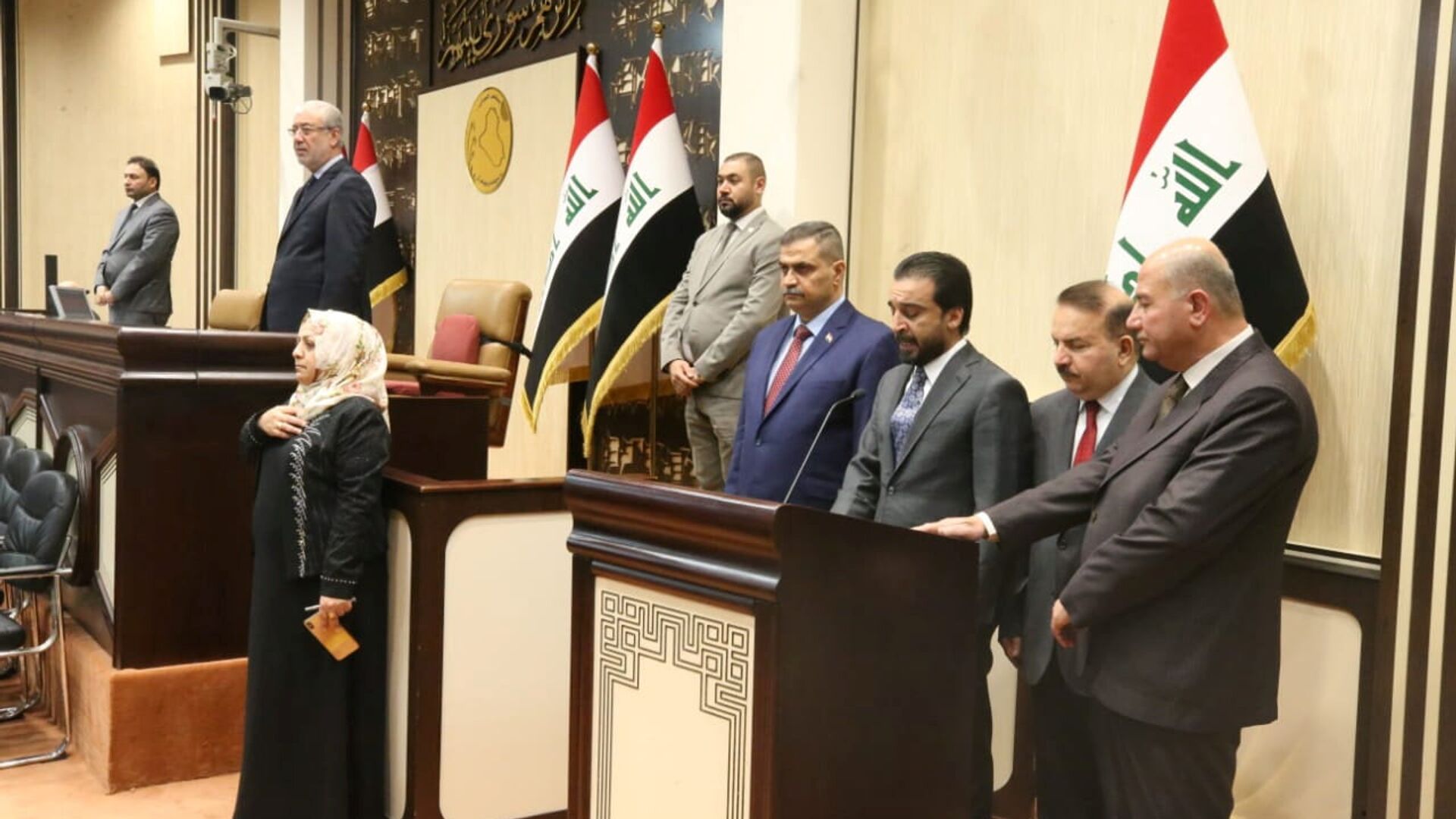 رئيس البرلمان العراقي محمد الحلبوسي يقف مع الوزراء المفوضين حديثاً خلال مراسم أداء اليمين في مقر البرلمان في بغداد - سبوتنيك عربي, 1920, 31.01.2022