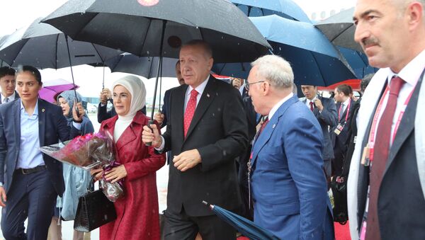 الرئيس التركي رجب طيب أردوغان وزوجته يصلان إلى مطار كانساي الدولي قبل بدء قمة قادة مجموعة العشرين في أوساكا باليابان - سبوتنيك عربي