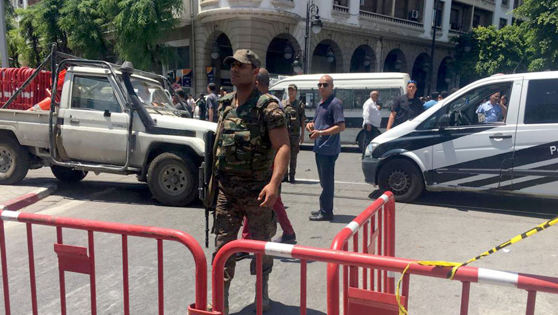 أحد أفراد قوات الأمن يقوم بتأمين موقع انفجار في شارع شارل ديغول بوسط تونس - سبوتنيك عربي, 1920, 31.07.2021
