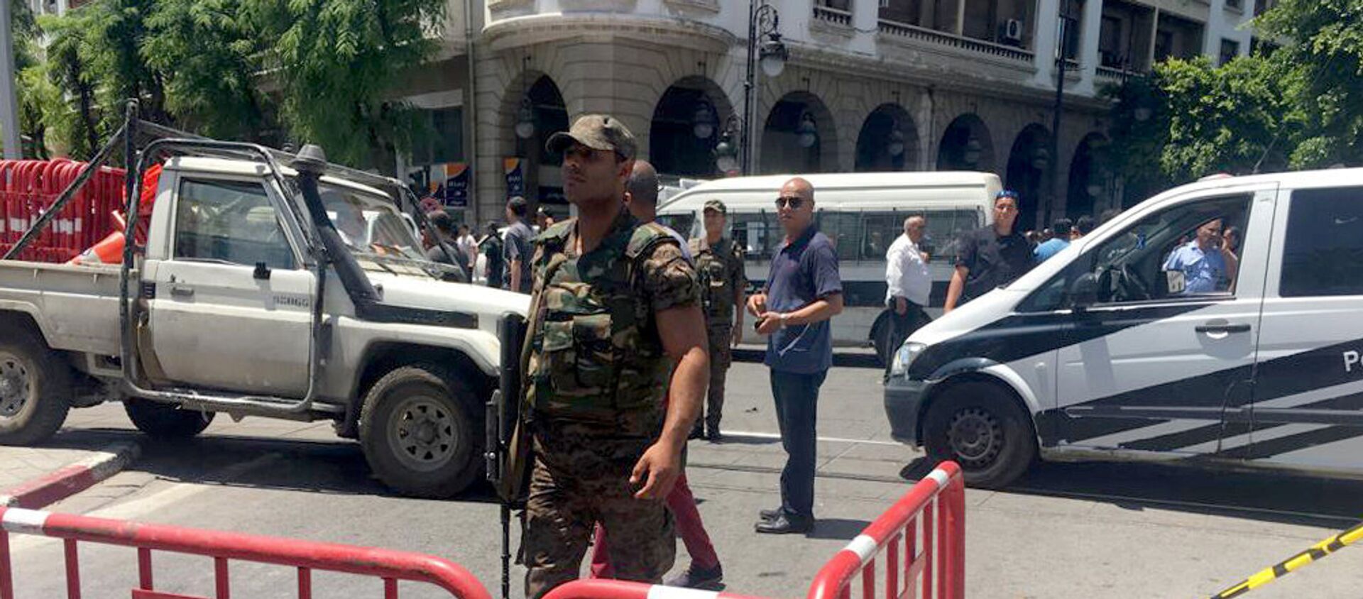 أحد أفراد قوات الأمن يقوم بتأمين موقع انفجار في شارع شارل ديغول بوسط تونس - سبوتنيك عربي, 1920, 13.03.2021