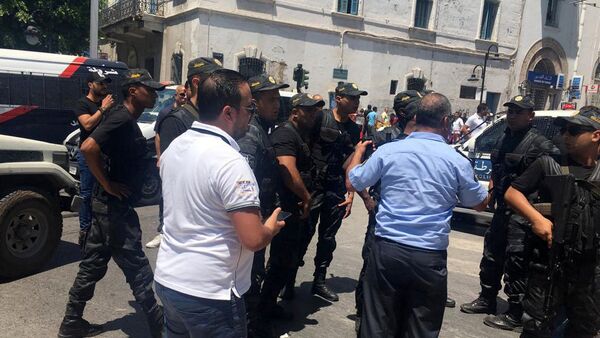 ضباط الشرطة يقفون في موقع الانفجار في شارع شارل ديغول بوسط تونس - سبوتنيك عربي