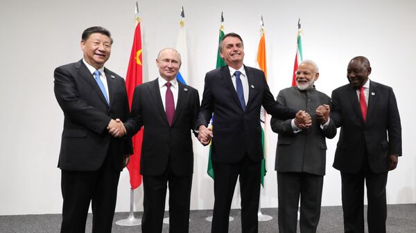  قمة مجموعة العشرين 2019 في مدينة أوساكا، اليابان 28 يونيو/ حزيران 2019 - الرئيس الروسي فلاديمير  بوتين ونظيره الصيني شي جين بينغ ورئيس الوزراء الهندي ناريندرا مودي، ورئيس جنوب أفريقيا ورئيس البرازيل - سبوتنيك عربي