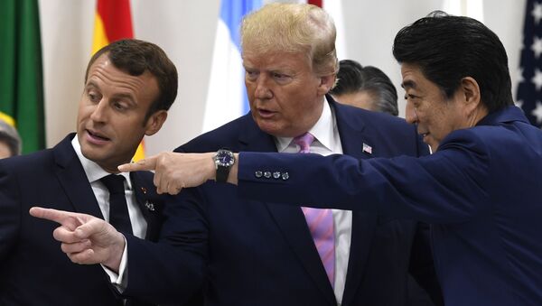  قمة مجموعة العشرين 2019 في مدينة أوساكا، اليابان 28 يونيو/ حزيران 2019 - الرئيس الأمريكي دونالد ترامب والرئيس الفرنسي إيمانويل ماكرون مع رئيس الوزراء الياباني شينزو آبي - سبوتنيك عربي