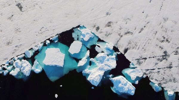 جبل جليدي يطفو في المضيق البحري بالقرب من بلدة تاسيلاك، غرينلاند 18 يونيو/ حزيران 2018 - سبوتنيك عربي