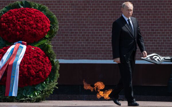 الرئيس فلاديمير بوتين يضع غكليل من الأزهار في يوم إحياء ذكرى اندلاع الحرب الوطنية العظمى في الاتحاد السوفيتي، 22 يونيو/ حزيران 2019 - سبوتنيك عربي