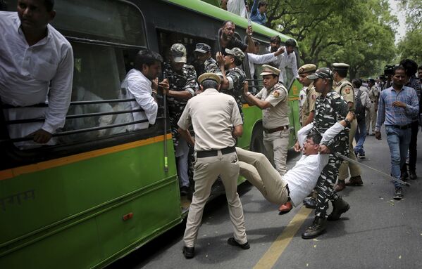 الشرطة الهندية تعتقل نشطاء شباب في حزب المؤتمر المعارض احتجاجًا على مقتل أكثر من 100 طفل بسبب التهاب الدماغ في ولاية بيهار الهندية، خارج مقر وزير الصحة الهندي في نيودلهي، الهند، 27 يونيو/ حزيران 2019 - سبوتنيك عربي