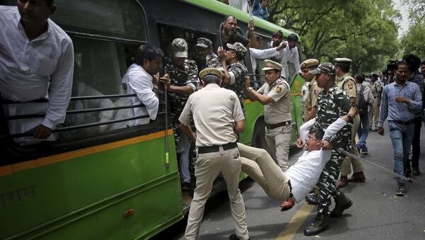 الشرطة الهندية تعتقل نشطاء شباب في حزب المؤتمر المعارض احتجاجًا على مقتل أكثر من 100 طفل بسبب التهاب الدماغ في ولاية بيهار الهندية، خارج مقر وزير الصحة الهندي في نيودلهي، الهند، 27 يونيو/ حزيران 2019 - سبوتنيك عربي