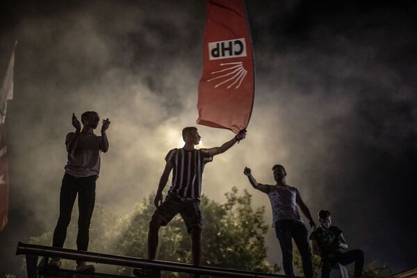 احتفال أشخاص تركيون بعد إعادة الانتخابات البلدية في اسطنبول، في كاديكوي في اسطنبول 23 يونيو/ حزيران 2019 - سبوتنيك عربي