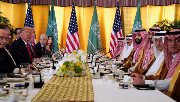 الرئيس الأمريكي دونالد ترامب يحضر اجتماع عمل مع ولي العهد السعودي الأمير محمد بن سلمان خلال قمة قادة مجموعة العشرين في أوساكا. - سبوتنيك عربي