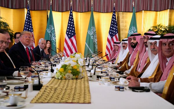 الرئيس الأمريكي دونالد ترامب يحضر اجتماع عمل مع ولي العهد السعودي الأمير محمد بن سلمان خلال قمة قادة مجموعة العشرين في أوساكا. - سبوتنيك عربي