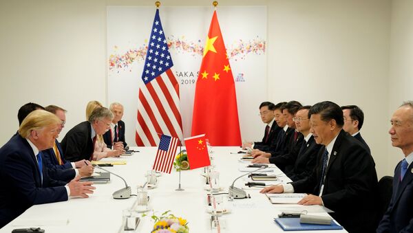 الرئيس الأمريكي دونالد ترامب والرئيس الصيني شي جين بينغ في اجتماع ثنائي خلال قمة قادة مجموعة العشرين في أوساكا باليابان - سبوتنيك عربي