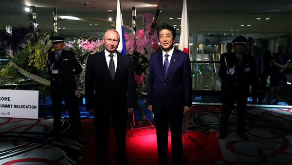 الرئيس الروسي فلاديمير بوتين ورئيس الوزراء الياباني شينزو آبي في اجتماع على هامش قمة مجموعة العشرين في أوساكا باليابان - سبوتنيك عربي