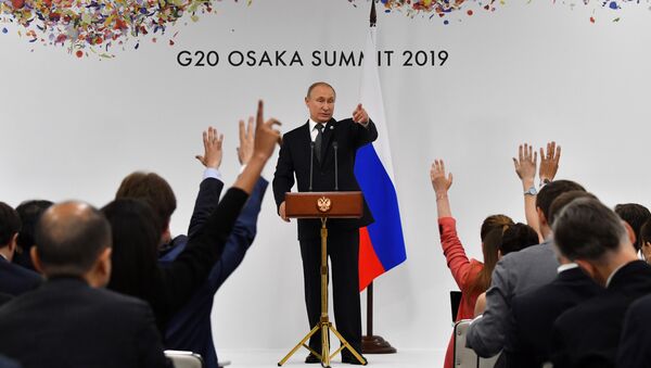 الرئيس الروسي فلاديمير بوتين يشير إلى أحد الصحفيين لطرح سؤال خلال مؤتمره الصحفي على هامش قمة مجموعة العشرين في أوساكا - سبوتنيك عربي
