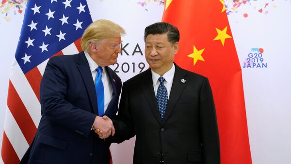الرئيس الأمريكي دونالد ترامب والرئيس الصيني شي جين بينغ يتصافحان في اجتماعهما الثنائي خلال قمة قادة مجموعة العشرين في أوساكا باليابان - سبوتنيك عربي