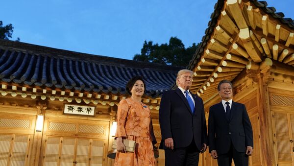 الرئيس الكوري الجنوبي مون جاي-إن وزوجته كيم جونج سوك والرئيس الأمريكي دونالد ترامب يلتقطان صورة قبل العشاء في البيت الرئاسي الأزرق في سيول بكوريا الجنوبية  - سبوتنيك عربي