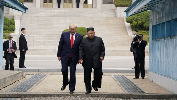 الرئيس الأمريكي ترامب وزعيم كوريا الشمالية كيم جون أون على حدود الكوريتين - سبوتنيك عربي