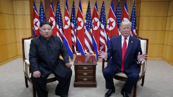 الرئيس الأمريكي دونالد ترامب وزعيم كوريا الشمالية كيم جون أون على حدود الكوريتين - سبوتنيك عربي