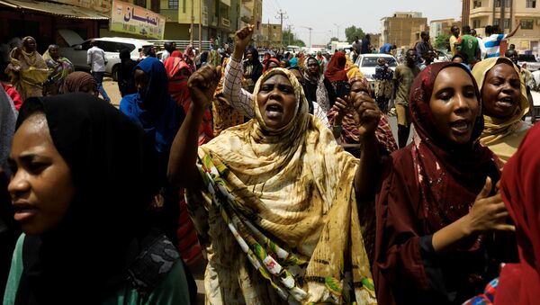 أهالي وأقارب ثلاثة سودانيين قتلوا بالرصاص يهتفون وهم يحملون الجثث في مدينة أم درمان - سبوتنيك عربي