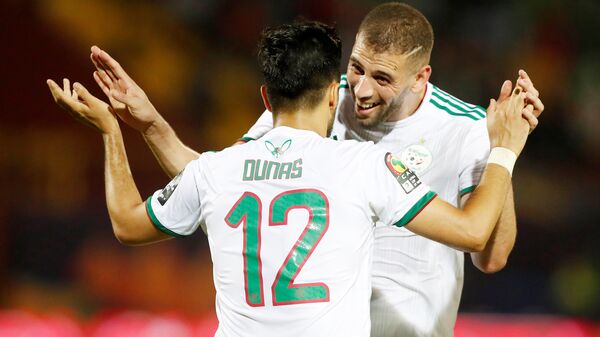 فرحة المنتخب الجزائري إسلام سليماني وآدم وناس في مباراة تنزانيا - سبوتنيك عربي