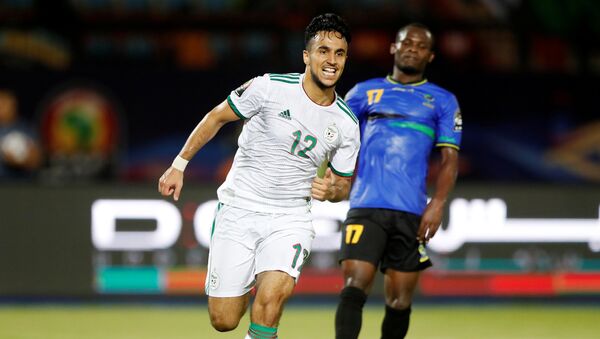 لاعب المنتخب الجزائري آدون وناس بعد إحراز هدف في مباراة تنزانيا - سبوتنيك عربي