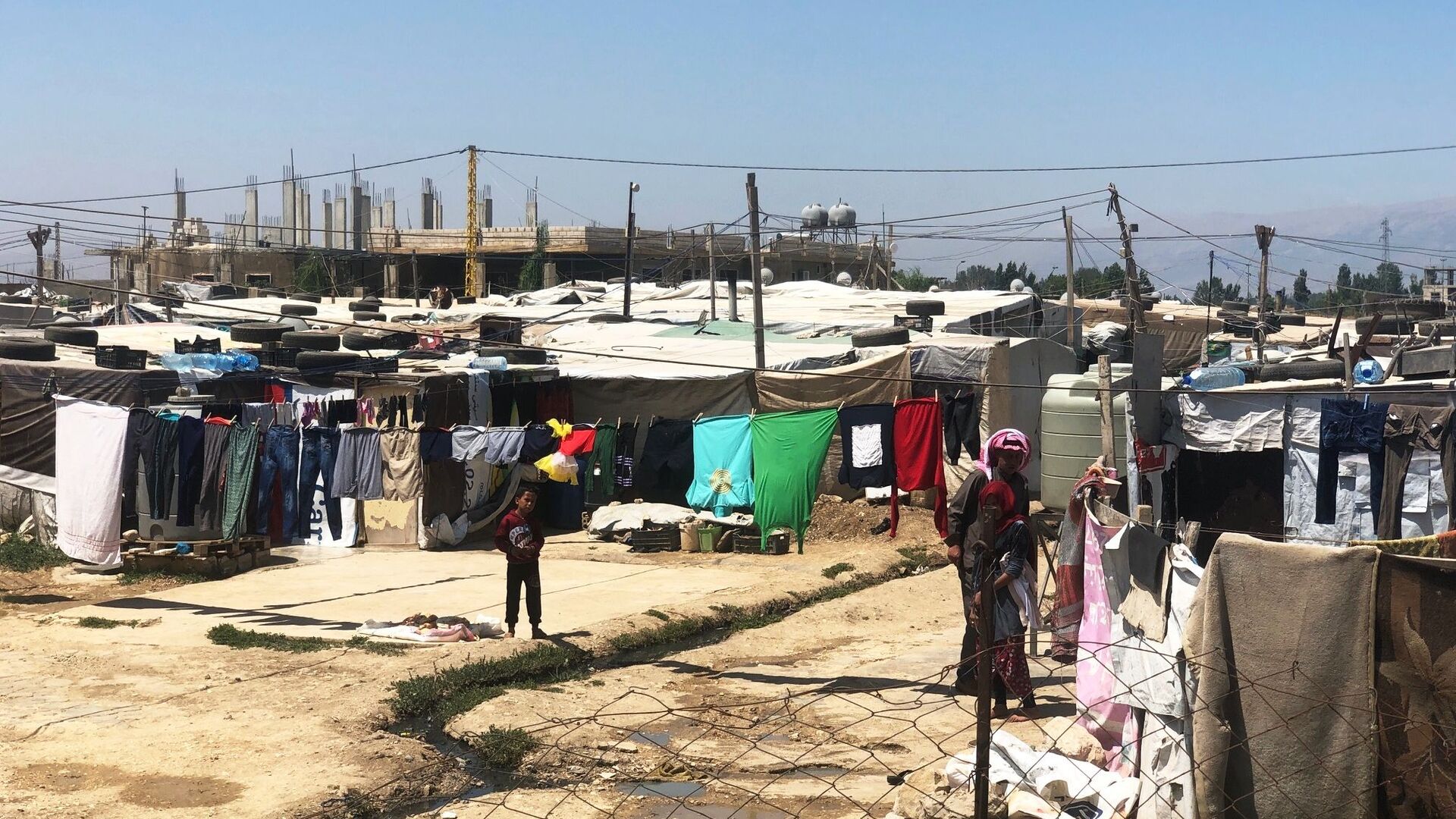 مخيم للاجئين السوريين على ضفة نهر الليطاني في لبنان - سبوتنيك عربي, 1920, 30.04.2022