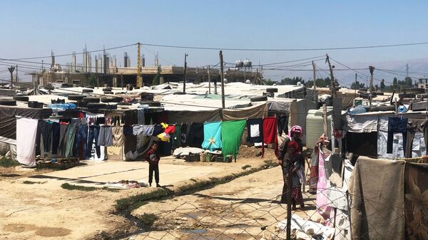 مخيم للاجئين السوريين على ضفة نهر الليطاني في لبنان - سبوتنيك عربي