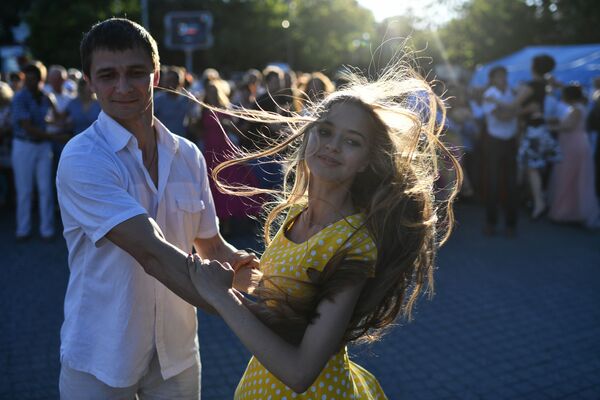شخصان يافعان يرقصان على أنغام حفل موسيقي في ساحة ناخيموف في سيفاستوبول، القرم، روسيا - سبوتنيك عربي