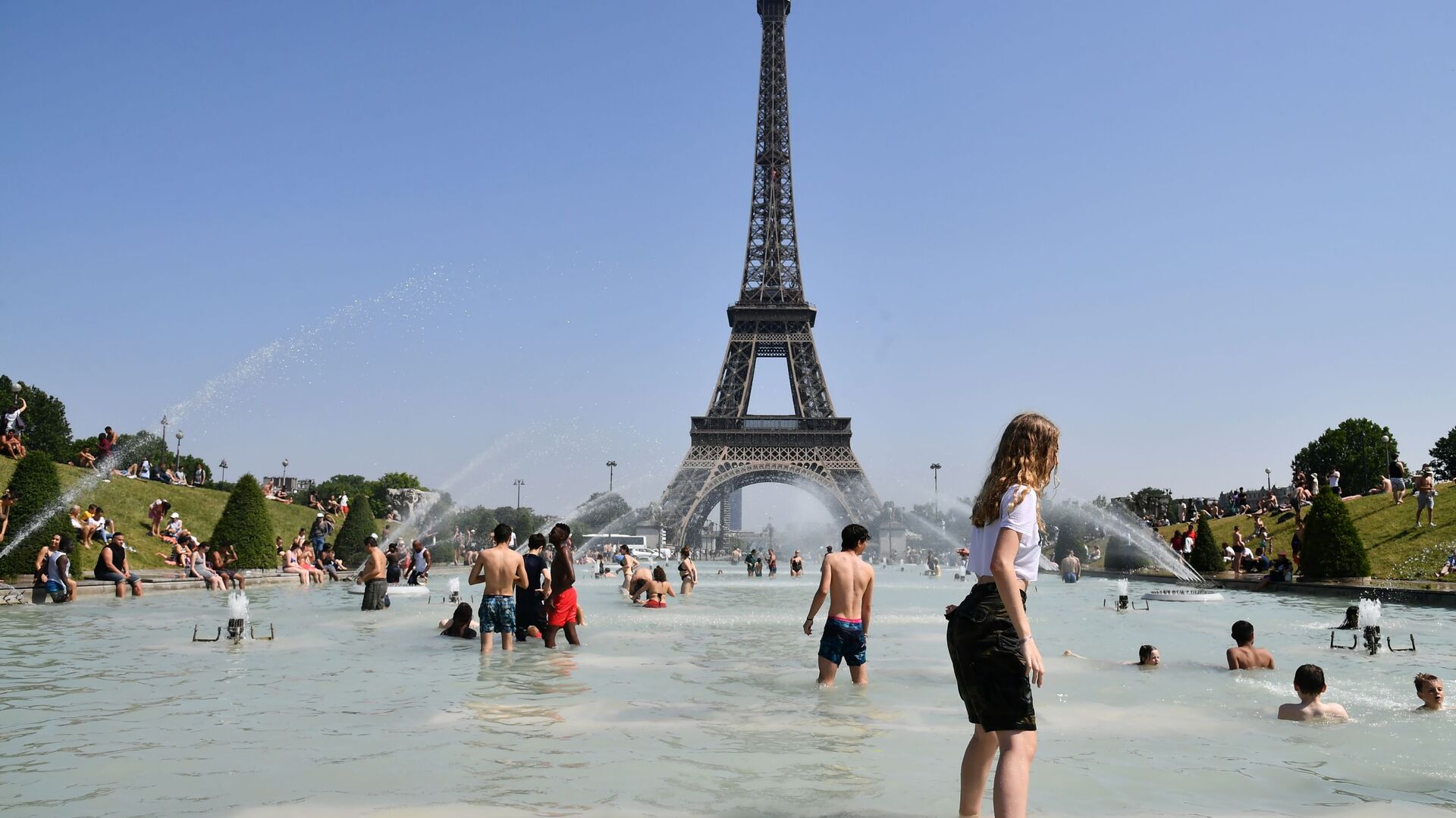 ارتفاع درجات الحرارة في باريس، حيث ارتفعت الحرارة لتصل غلى 38-40 درجة مئوية - سبوتنيك عربي, 1920, 14.01.2022