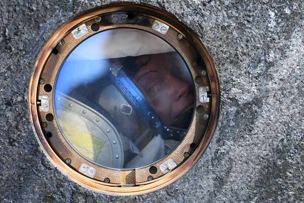 رائدة الفضاء الأمريكية آن ماكلاين في كبسولة سويوز إم سي - 11 بعد هبوطها بالقرب من مدينة جيزكازغان في كازاخستان، 25 يونيو/ حزيران 2019 - سبوتنيك عربي